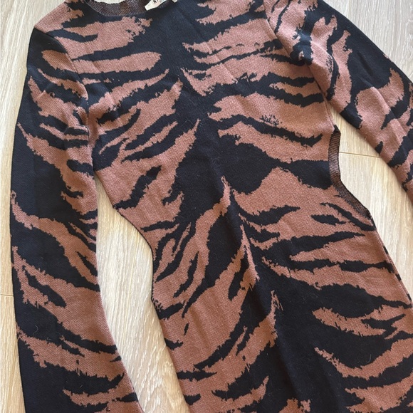 NA-KD Brown and Black Tiger Print sweater Dress with side cut out - Picture 6 of 7
